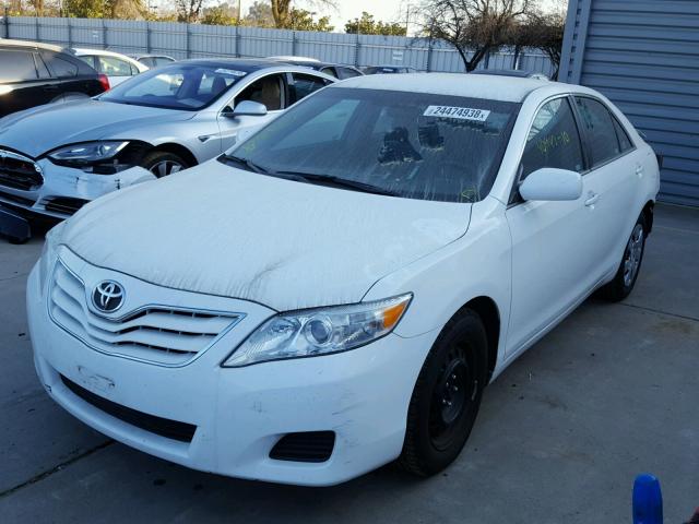 4T1BF3EK0AU567866 - 2010 TOYOTA CAMRY BASE WHITE photo 2