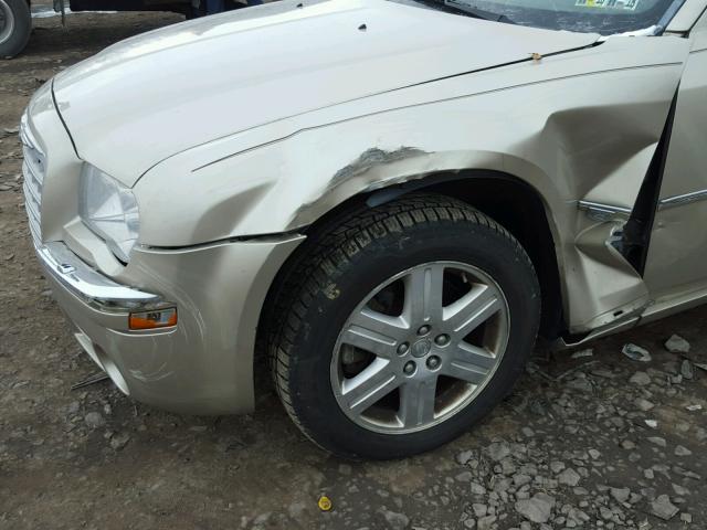 2C3LK63H86H374781 - 2006 CHRYSLER 300C TAN photo 9