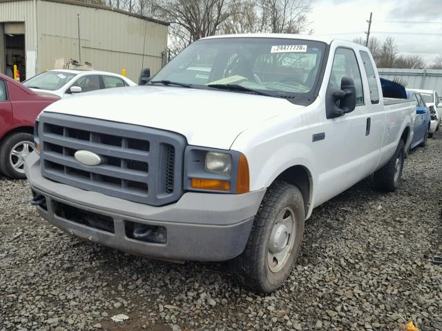 1FTSX20525EC71552 - 2005 FORD F250 SUPER WHITE photo 2