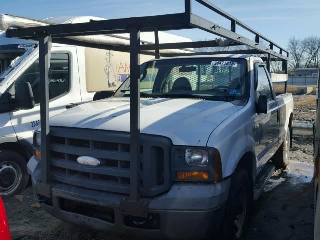 1FTNF20535EB31283 - 2005 FORD F250 SUPER WHITE photo 2