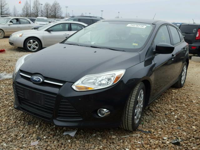 1FAHP3K25CL303959 - 2012 FORD FOCUS SE BLACK photo 2