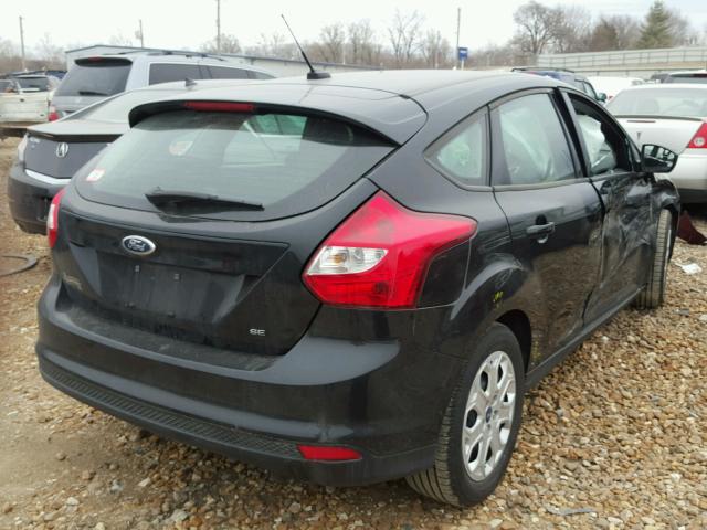 1FAHP3K25CL303959 - 2012 FORD FOCUS SE BLACK photo 4