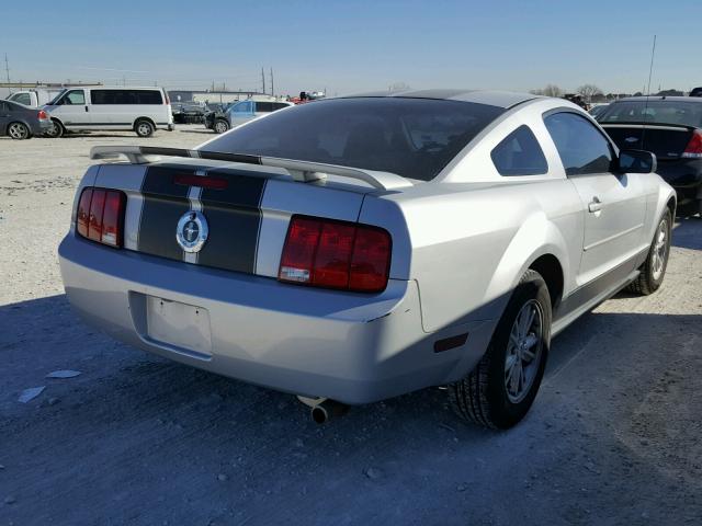 1ZVFT80N355182313 - 2005 FORD MUSTANG SILVER photo 4