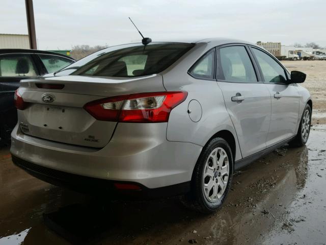 1FAHP3F26CL466775 - 2012 FORD FOCUS SE SILVER photo 4