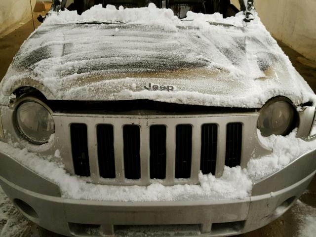 1J8FT47WX8D647618 - 2008 JEEP COMPASS SP SILVER photo 7