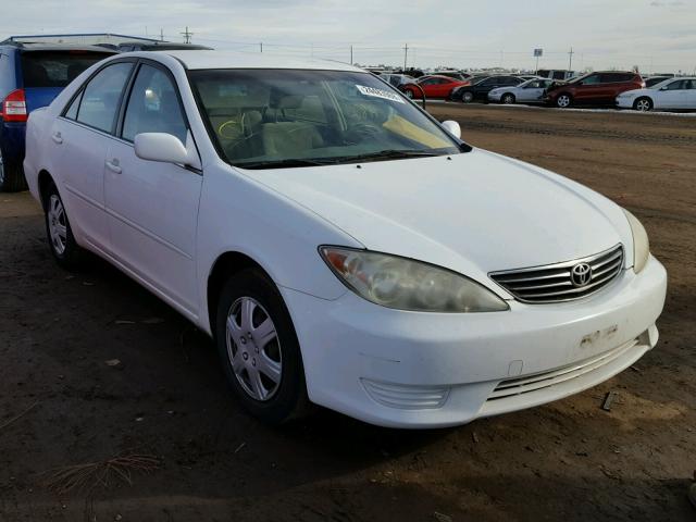 JTDBE32K453001877 - 2005 TOYOTA CAMRY LE WHITE photo 1