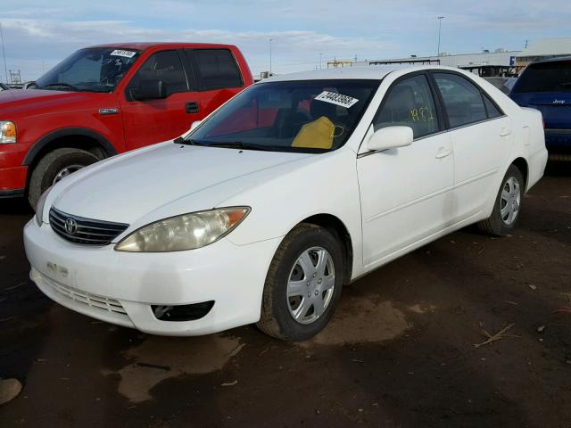 JTDBE32K453001877 - 2005 TOYOTA CAMRY LE WHITE photo 2