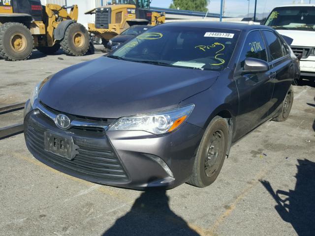 4T4BF1FK4FR450405 - 2015 TOYOTA CAMRY LE GRAY photo 2