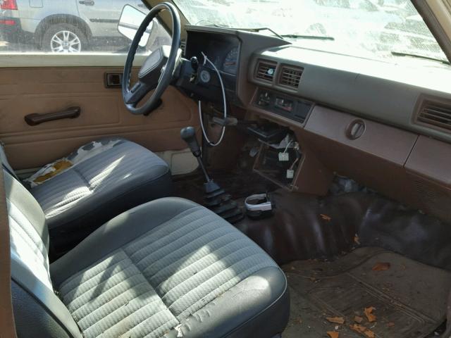 JT4RN50R6F0070437 - 1985 TOYOTA PICKUP 1/2 BEIGE photo 5