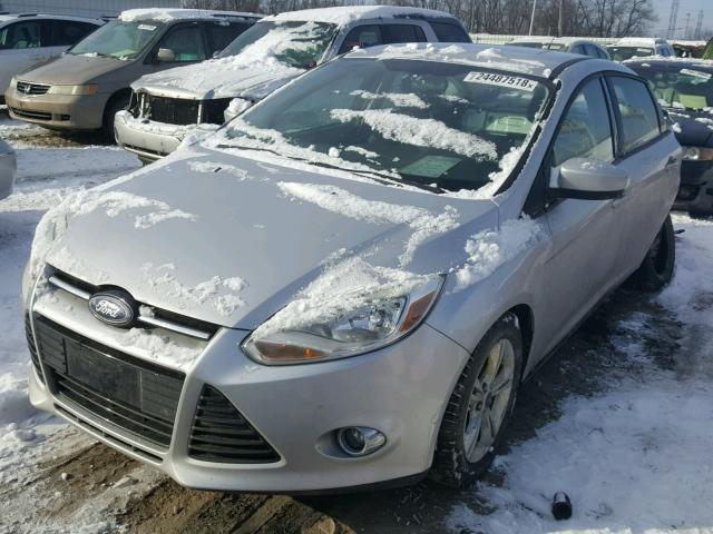 1FAHP3F22CL102627 - 2012 FORD FOCUS SE SILVER photo 2