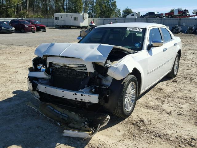 2C3CA5CV2AH272985 - 2010 CHRYSLER 300 TOURIN WHITE photo 2