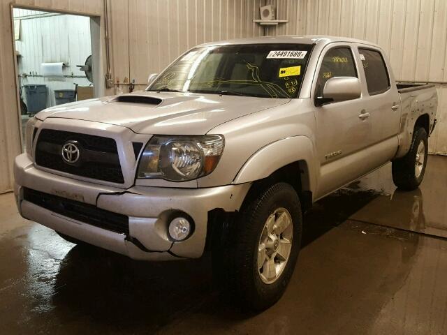 3TMMU4FN0BM032091 - 2011 TOYOTA TACOMA DOU SILVER photo 2