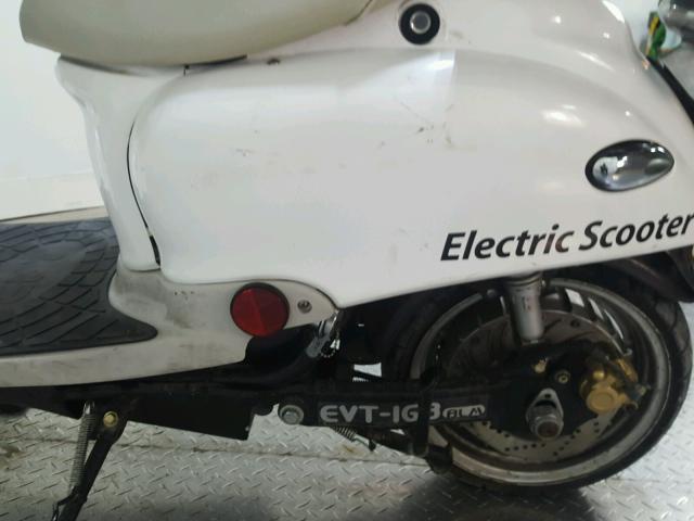 RF8BC91079P000013 - 2008 EVT SCOOTER WHITE photo 11