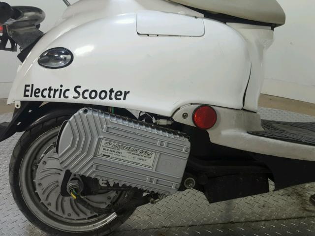 RF8BC91079P000013 - 2008 EVT SCOOTER WHITE photo 12