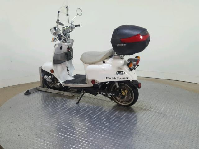 RF8BC91079P000013 - 2008 EVT SCOOTER WHITE photo 6