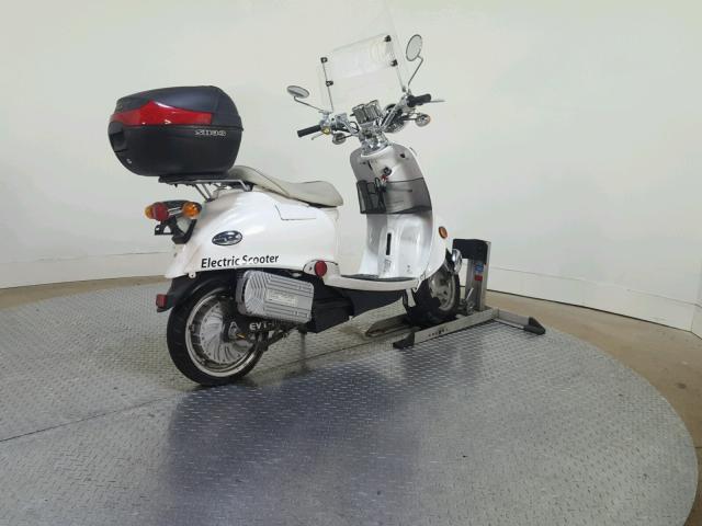 RF8BC91079P000013 - 2008 EVT SCOOTER WHITE photo 8