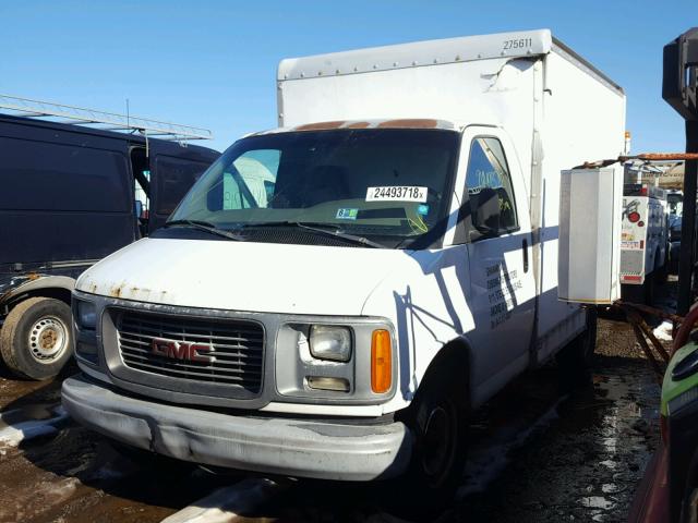 1GDHG31R411212713 - 2001 GMC SAVANA CUT WHITE photo 2