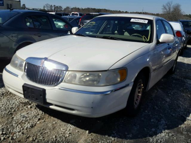 1LNHM81W91Y676096 - 2001 LINCOLN TOWN CAR E WHITE photo 2