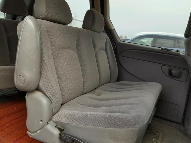 1C4GP45R55B235417 - 2005 CHRYSLER TOWN & COU GREEN photo 6