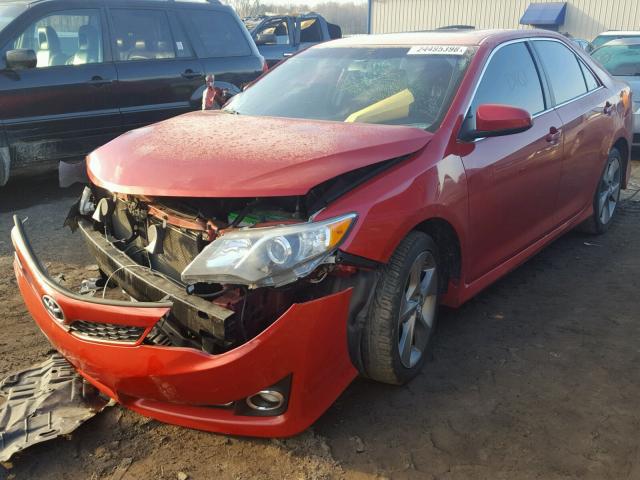 4T1BK1FK2CU515642 - 2012 TOYOTA CAMRY SE RED photo 2