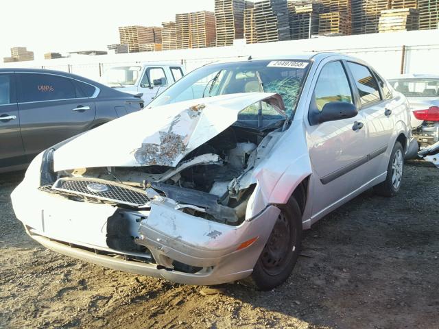 1FAFP34N05W104494 - 2005 FORD FOCUS ZX4 SILVER photo 2