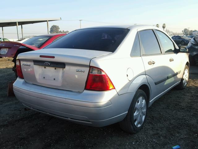 1FAFP34N05W104494 - 2005 FORD FOCUS ZX4 SILVER photo 4