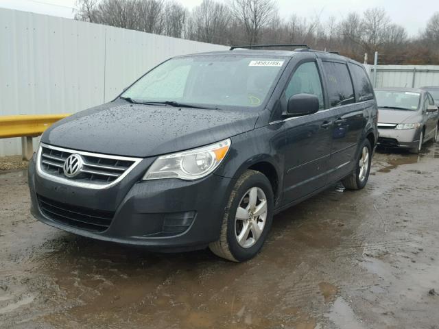 2V4RW3DG7BR718092 - 2011 VOLKSWAGEN ROUTAN SE BLACK photo 2