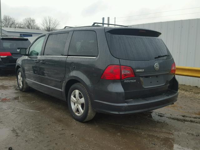 2V4RW3DG7BR718092 - 2011 VOLKSWAGEN ROUTAN SE BLACK photo 3