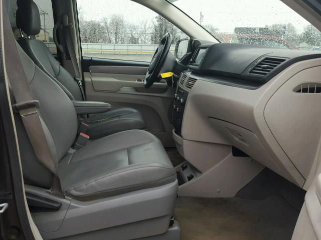 2V4RW3DG7BR718092 - 2011 VOLKSWAGEN ROUTAN SE BLACK photo 5