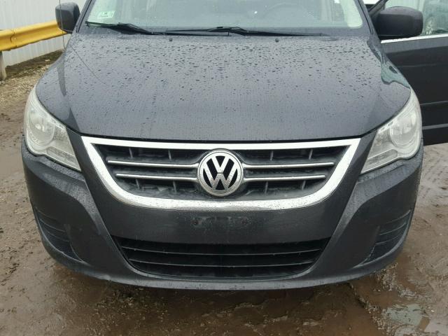 2V4RW3DG7BR718092 - 2011 VOLKSWAGEN ROUTAN SE BLACK photo 7