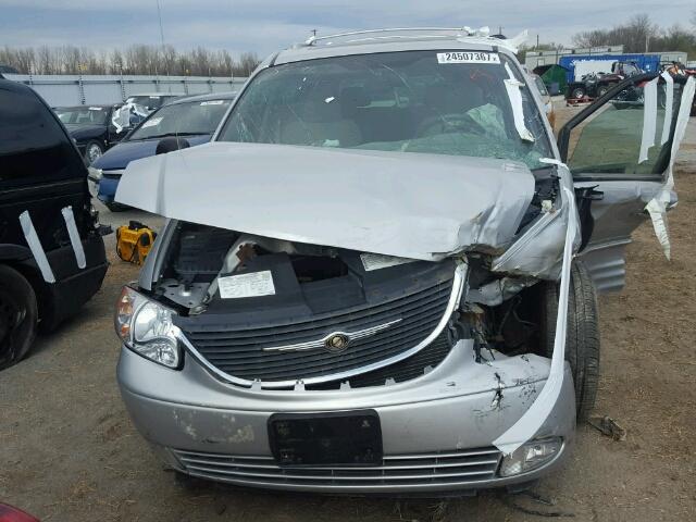 2C8GP64L03R363019 - 2003 CHRYSLER TOWN & COU SILVER photo 7