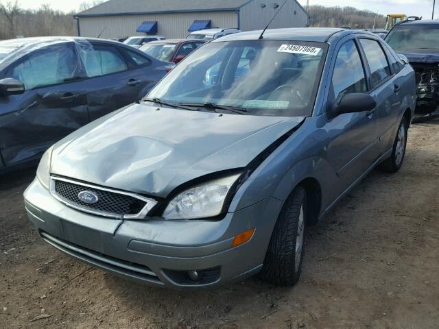 1FAFP34N55W283079 - 2005 FORD FOCUS ZX4 GREEN photo 2