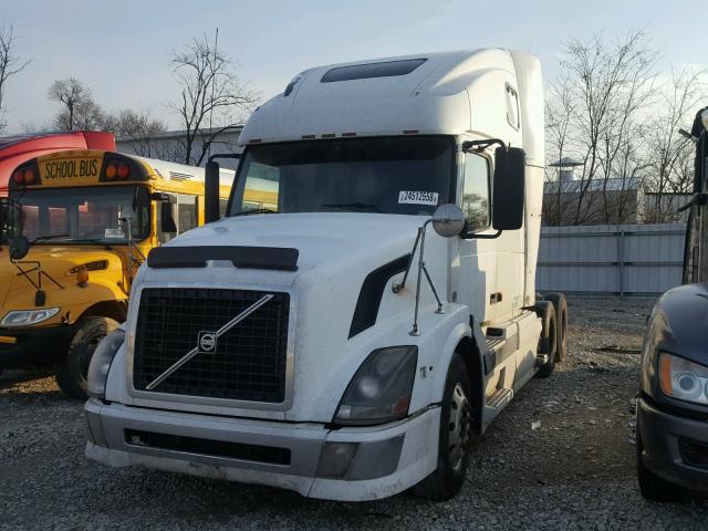 4V4NC9GHX7N467022 - 2007 VOLVO VN VNL WHITE photo 2