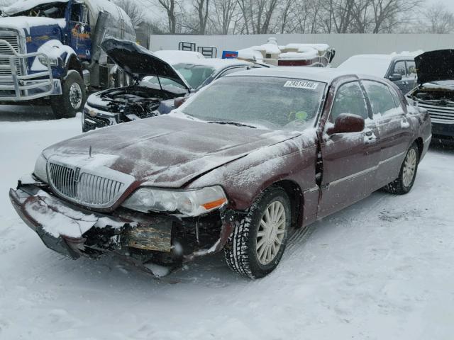 1LNHM82W63Y636205 - 2003 LINCOLN TOWN CAR S BURGUNDY photo 2