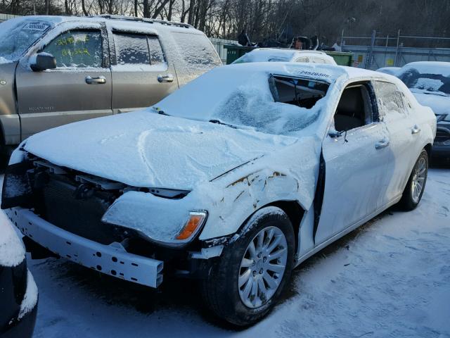 2C3CCAAG9DH508527 - 2013 CHRYSLER 300 WHITE photo 2