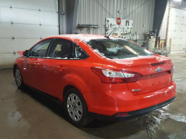 1FAHP3F28CL268473 - 2012 FORD FOCUS SE RED photo 3