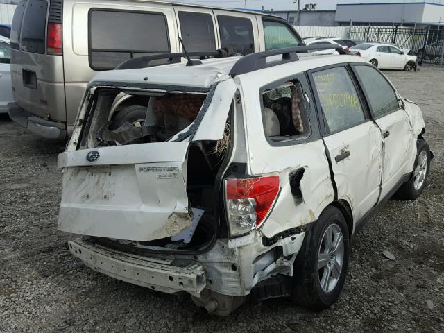 JF2SHABC7DH436366 - 2013 SUBARU FORESTER 2 WHITE photo 4