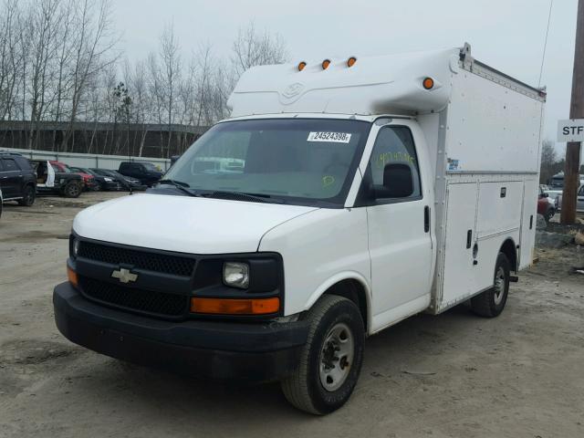 1GBHG31U031145284 - 2003 CHEVROLET EXPRESS G3 WHITE photo 2