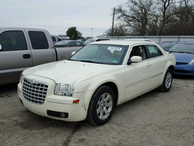 2C3KA53G37H613199 - 2007 CHRYSLER 300 TOURIN CREAM photo 2