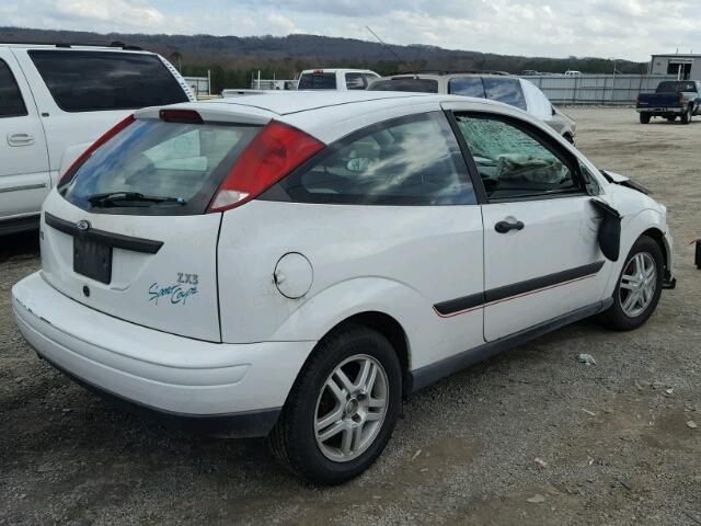 3FAFP3136YR132729 - 2000 FORD FOCUS ZX3 WHITE photo 4