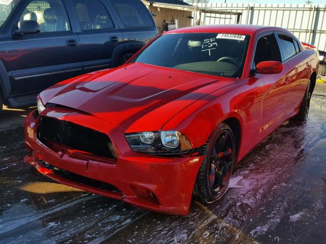 2C3CDXHGXDH588121 - 2013 DODGE CHARGER SX RED photo 2