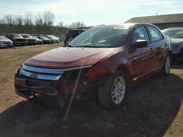 3FAHP0GA1AR139865 - 2010 FORD FUSION S RED photo 2