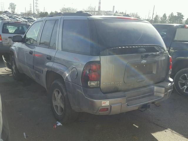 1GNDT13S452235578 - 2005 CHEVROLET TRAILBLAZE GRAY photo 3