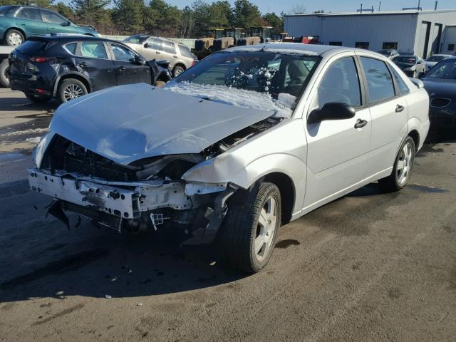 1FAFP34N05W167420 - 2005 FORD FOCUS ZX4 SILVER photo 2