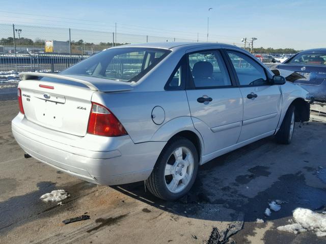 1FAFP34N05W167420 - 2005 FORD FOCUS ZX4 SILVER photo 4