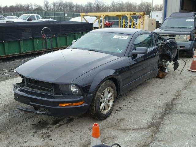 1ZVFT80N655201775 - 2005 FORD MUSTANG BLACK photo 2