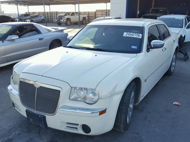 2C3AA63H75H668214 - 2005 CHRYSLER 300C WHITE photo 2