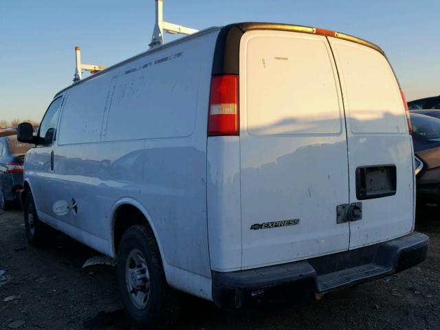 1GCGG25V571226744 - 2007 CHEVROLET EXPRESS G2 WHITE photo 3