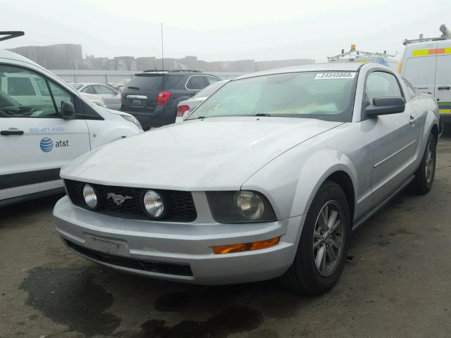 1ZVFT80N055155456 - 2005 FORD MUSTANG SILVER photo 2