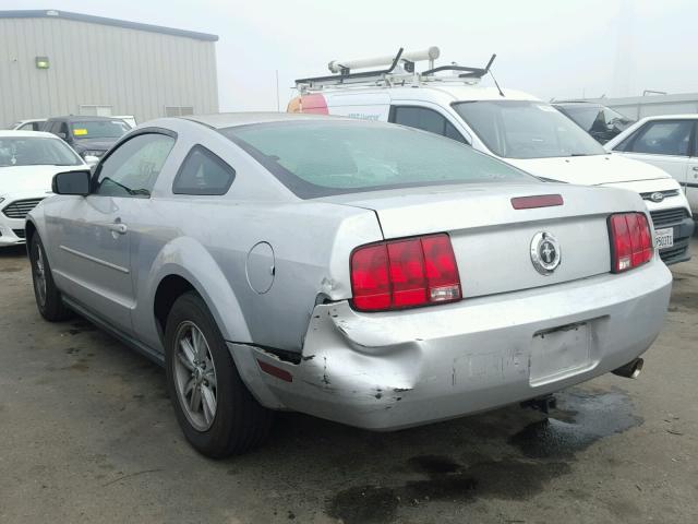 1ZVFT80N055155456 - 2005 FORD MUSTANG SILVER photo 3